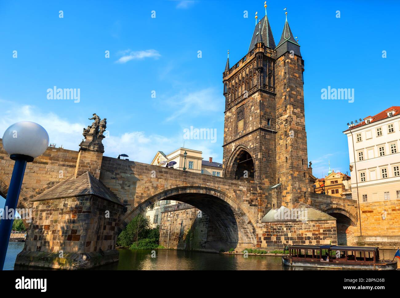 Tour Staromestska et pont Charles sur la Vltava à Prague Banque D'Images
