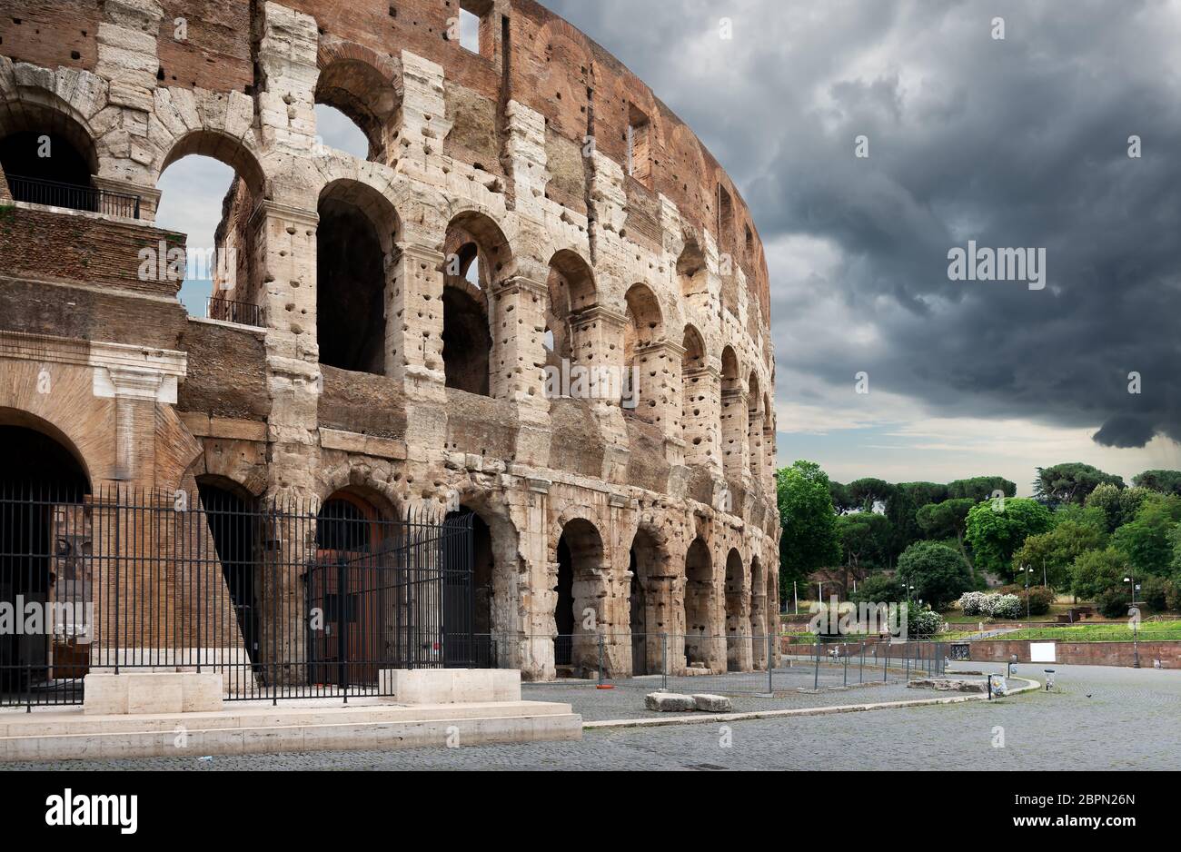 Thunder gris nuages sur Colisée Rome en été Banque D'Images