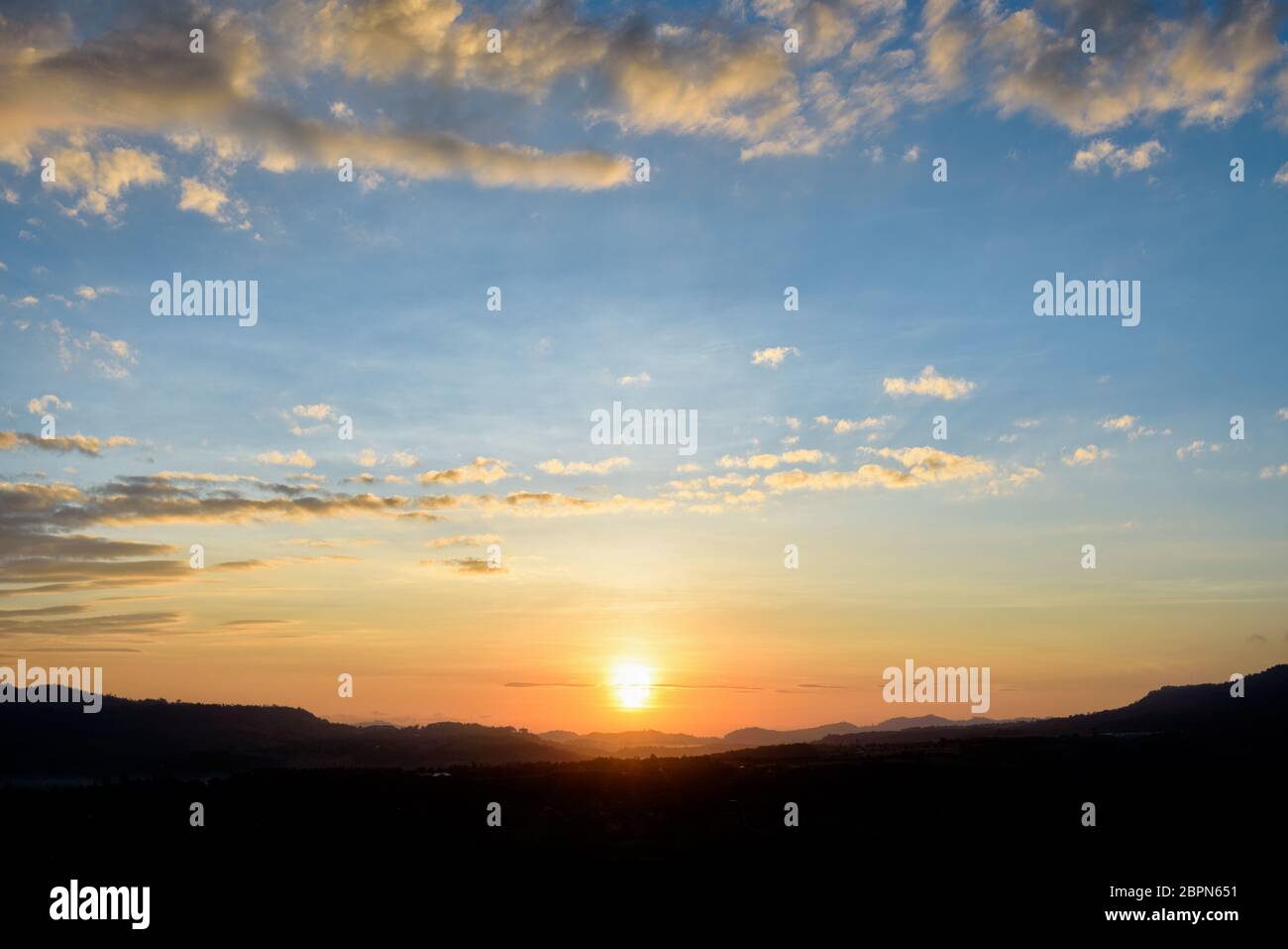 Belle silhouette nature paysage du ciel coloré et les montagnes pendant le lever du soleil pour le fond Banque D'Images