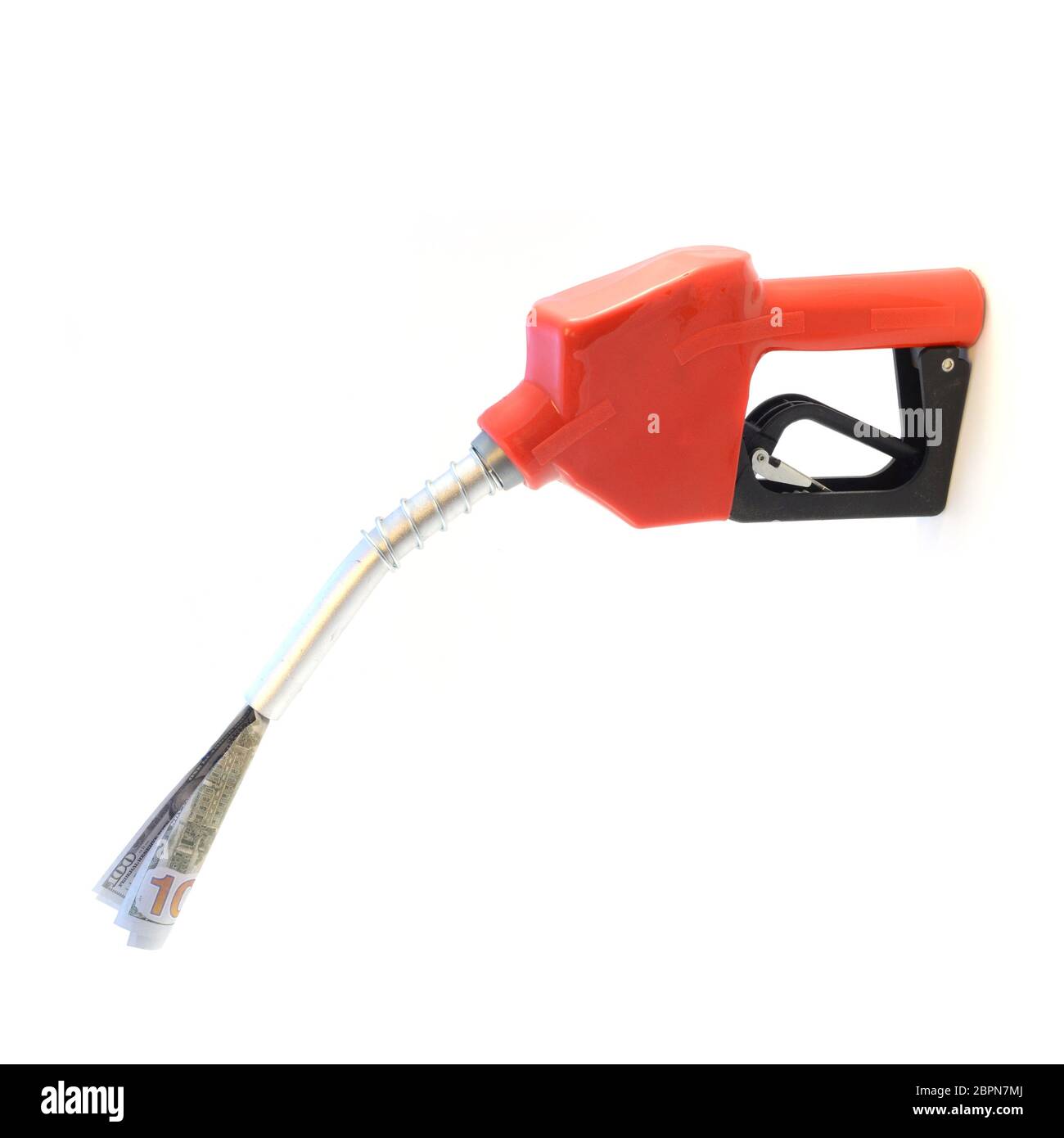 Concept économique d'une buse de gaz rouge pompe des billets américains de cent dollars isolés sur fond blanc. Banque D'Images