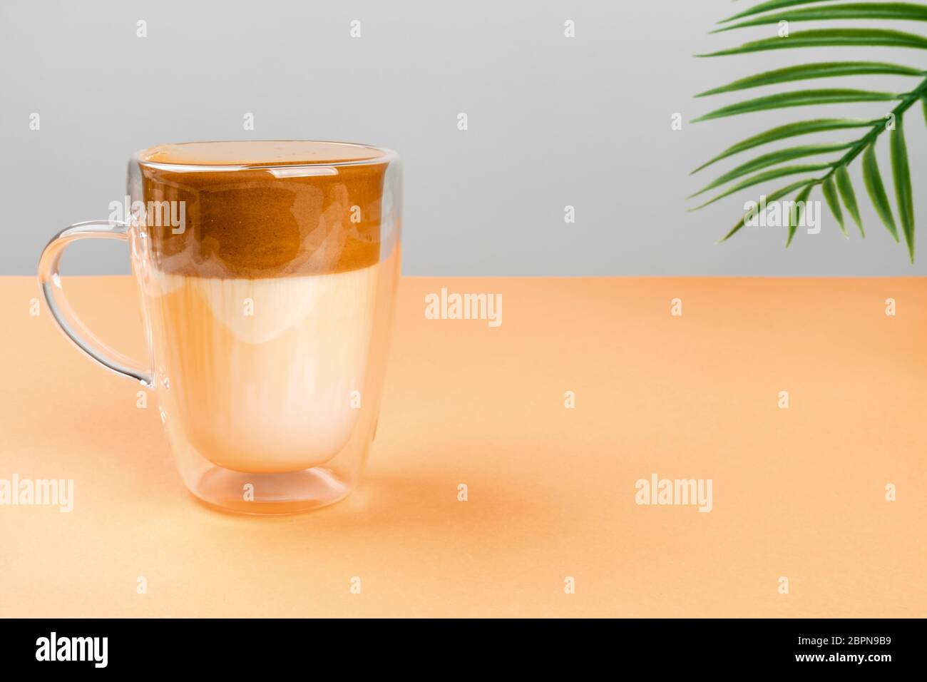 Boisson au café tendance de la Dalgon coréenne. Une variante intéressante d'une boisson au lait avec du café instantané. Banque D'Images