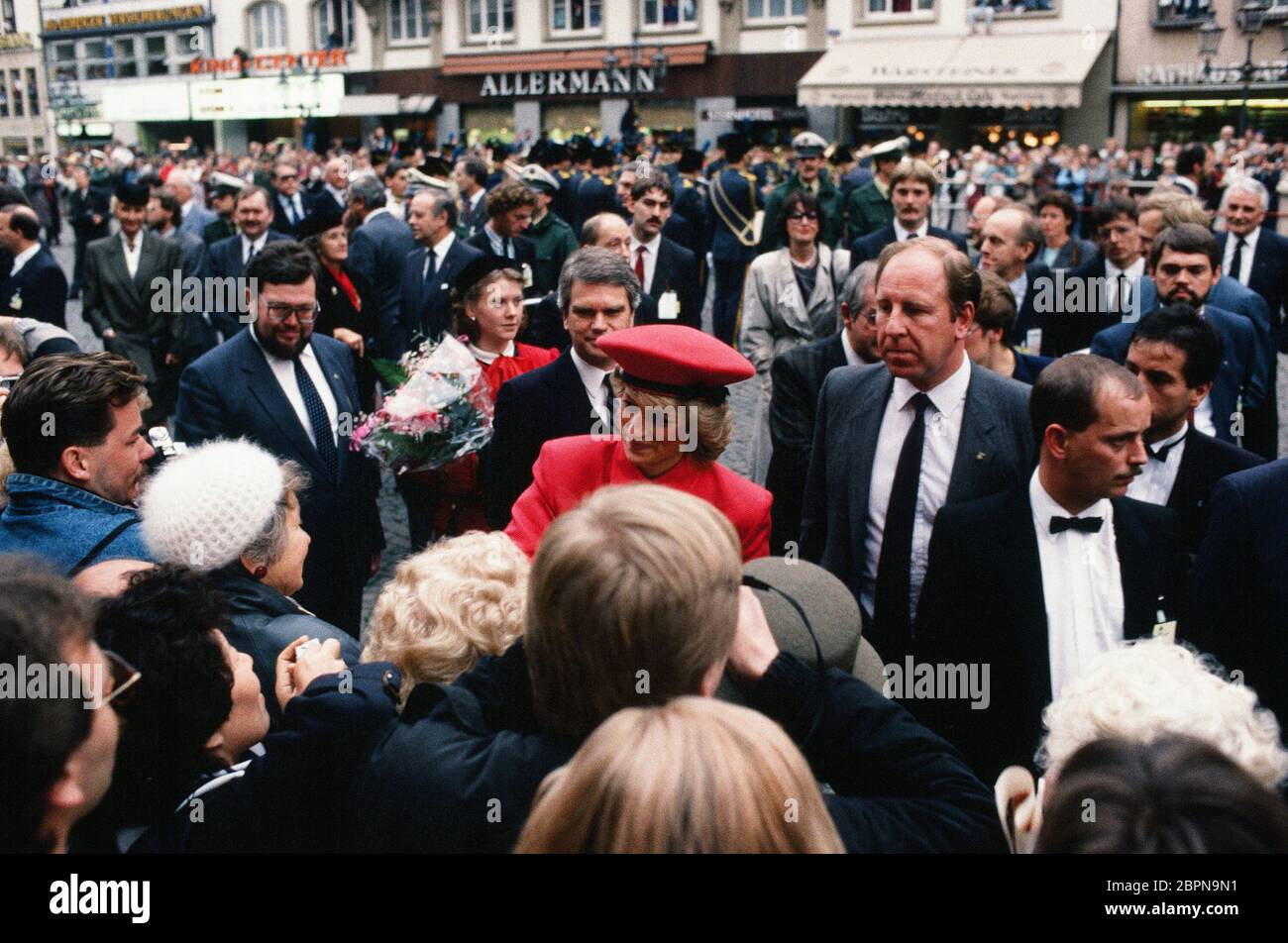 Besuch von Prinz Charles und Prinzessin Diana in Bonn - Prinzessin Diana auf dem Marktplatz in Bonn mit 8.000 begeisterten Zuschauern und dem Oberbürgermeister Hans Daniels. Banque D'Images