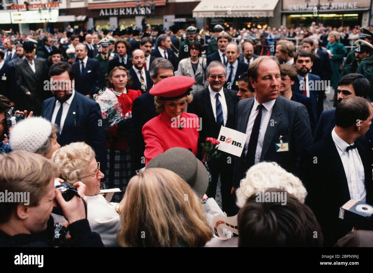 Besuch von Prinz Charles und Prinzessin Diana in Bonn - Prinzessin Diana auf dem Marktplatz in Bonn mit 8.000 begeisterten Zuschauern und dem Oberbürgermeister Hans Daniels. Banque D'Images