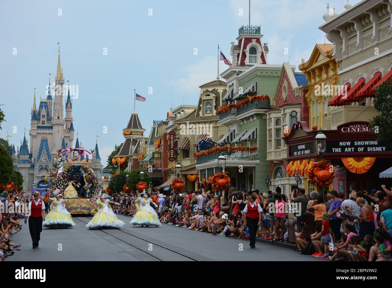 Les foules regardent la parade du Festival of Fantasy au parc Magic Kingdom de Walt Disney World en Floride, aux États-Unis. Banque D'Images