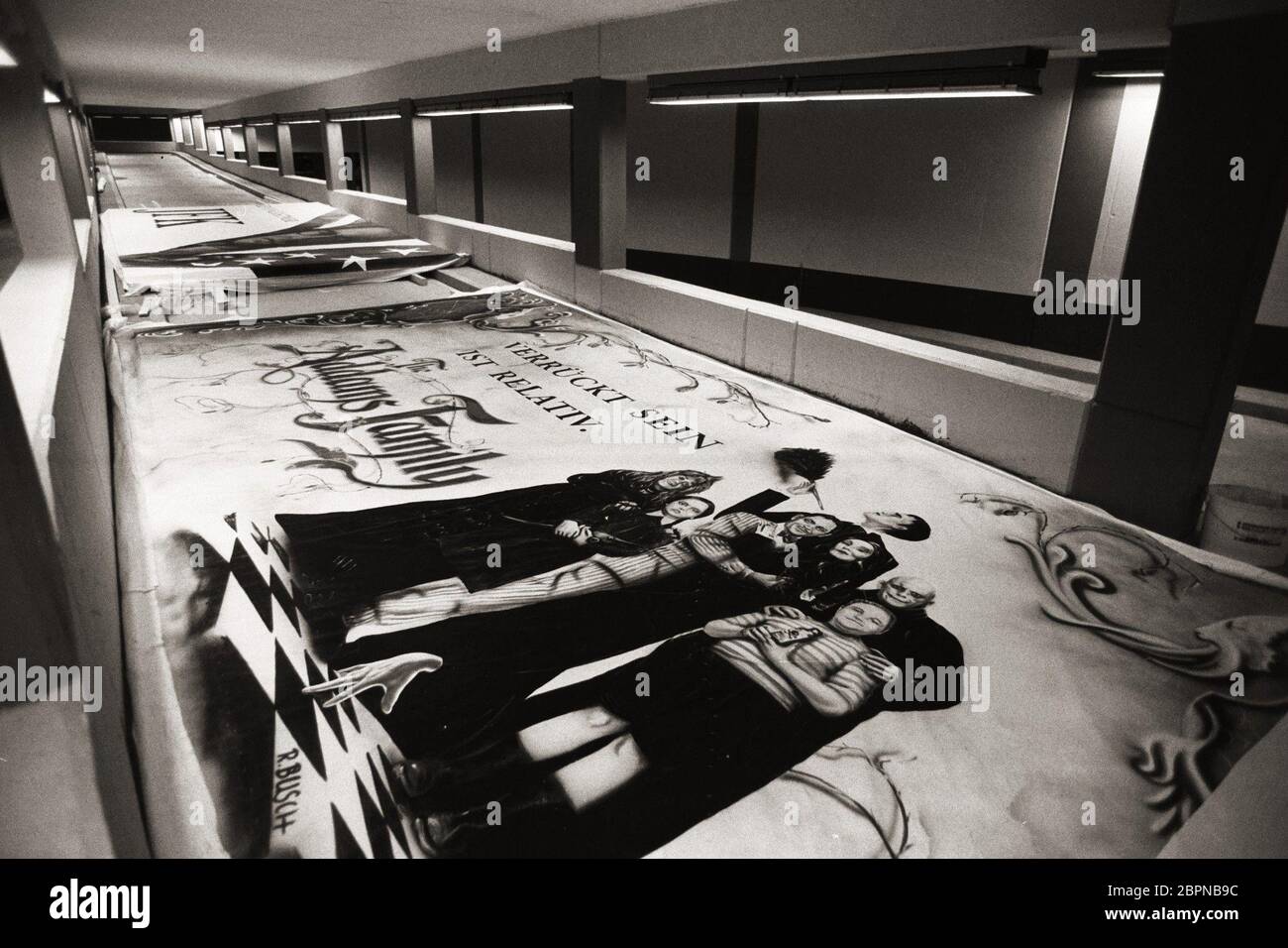 Cinedom Köln - in Anwesenheit des investisseurs und Filmmanagers Bernd Eichinger und des kanadischen Architekten Eberhard H. Zeidler wird das Gebäude übergeben. Im künftigen Media-Park schaltete der erfolgreiche Filmproduzent 3200 glitzernde Glasfaserdioden an, die in der Kuppel einer 30 Meter hohen Rotunde einen Sternenhimmel vortäuschen und damit eine neue Archburg großstädtischer Kino-Küriner im-Kübertür und 13 im 3200 im im im im-und 100. Banque D'Images