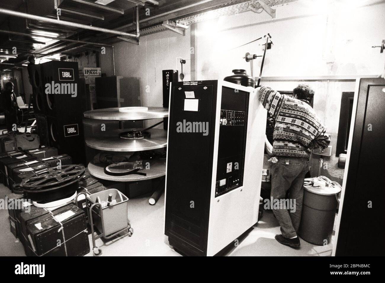 Cinedom Köln - in Anwesenheit des investisseurs und Filmmanagers Bernd Eichinger und des kanadischen Architekten Eberhard H. Zeidler wird das Gebäude übergeben. Im künftigen Media-Park schaltete der erfolgreiche Filmproduzent 3200 glitzernde Glasfaserdioden an, die in der Kuppel einer 30 Meter hohen Rotunde einen Sternenhimmel vortäuschen und damit eine neue Archburg großstädtischer Kino-Küriner im-Kübertür und 13 im 3200 im im im im-und 100. Banque D'Images