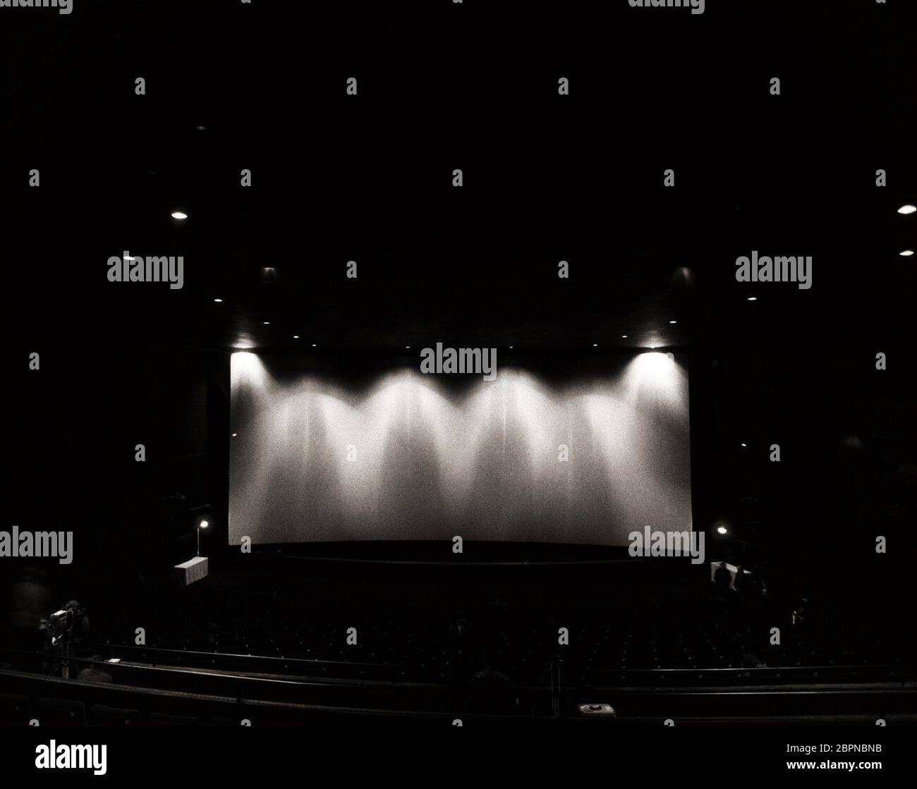 Cinedom Köln - in Anwesenheit des investisseurs und Filmmanagers Bernd Eichinger und des kanadischen Architekten Eberhard H. Zeidler wird das Gebäude übergeben. Im künftigen Media-Park schaltete der erfolgreiche Filmproduzent 3200 glitzernde Glasfaserdioden an, die in der Kuppel einer 30 Meter hohen Rotunde einen Sternenhimmel vortäuschen und damit eine neue Archburg großstädtischer Kino-Küriner im-Kübertür und 13 im 3200 im im im im-und 100. Banque D'Images