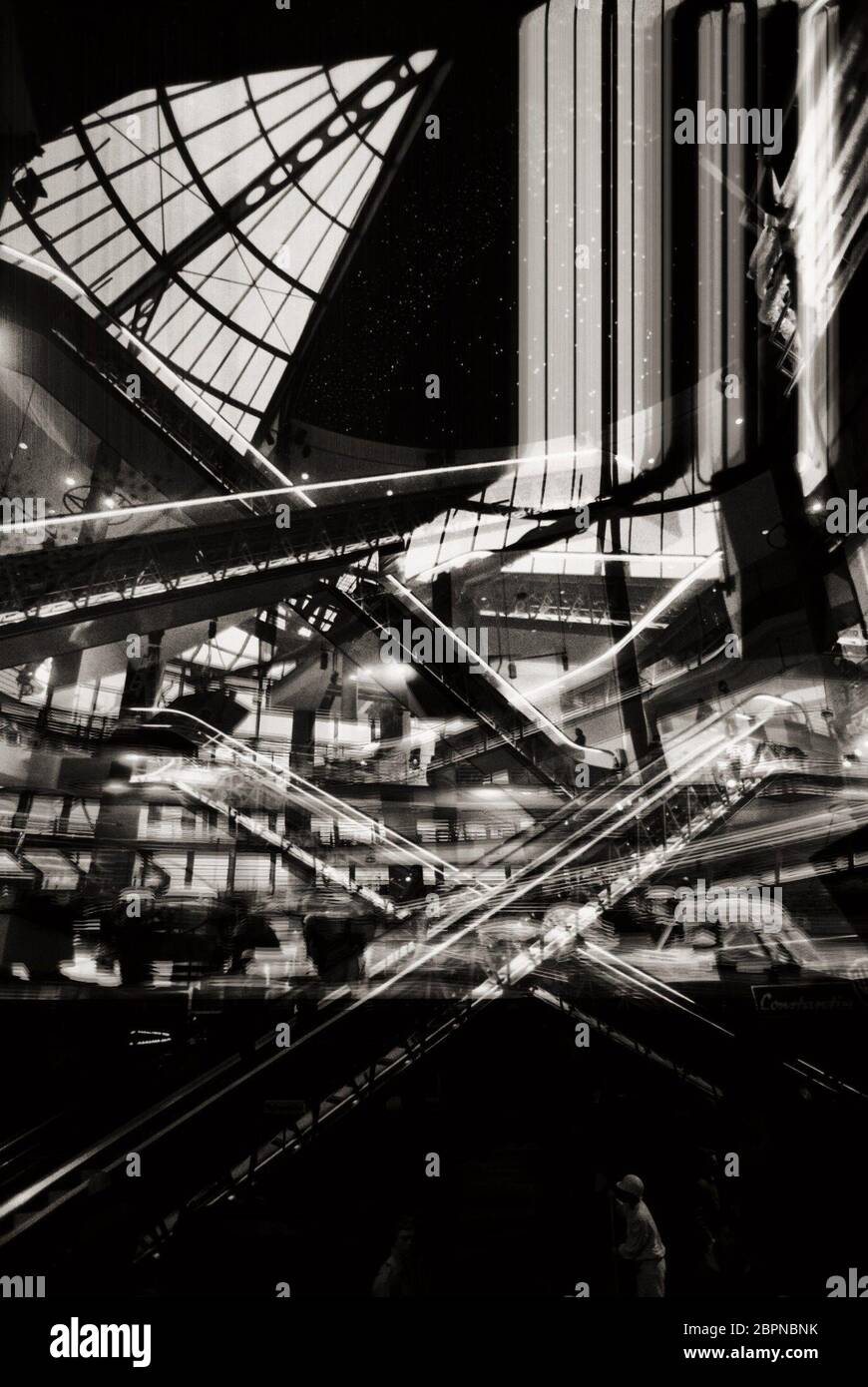 Cinedom Köln - in Anwesenheit des investisseurs und Filmmanagers Bernd Eichinger und des kanadischen Architekten Eberhard H. Zeidler wird das Gebäude übergeben. Im künftigen Media-Park schaltete der erfolgreiche Filmproduzent 3200 glitzernde Glasfaserdioden an, die in der Kuppel einer 30 Meter hohen Rotunde einen Sternenhimmel vortäuschen und damit eine neue Archburg großstädtischer Kino-Küriner im-Kübertür und 13 im 3200 im im im im-und 100. Banque D'Images