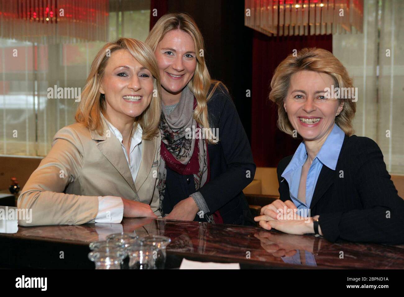 Ursula von der Leyen - Die deutsche Politikerin Andrea Verpoorten (liens) und die deutsche Politikerin Dr. Ursula von der Leyen zum Frühstück im Kölner Pullman Hotel. Später fuhren beide zu Microsoft im Rheinauhafen Banque D'Images