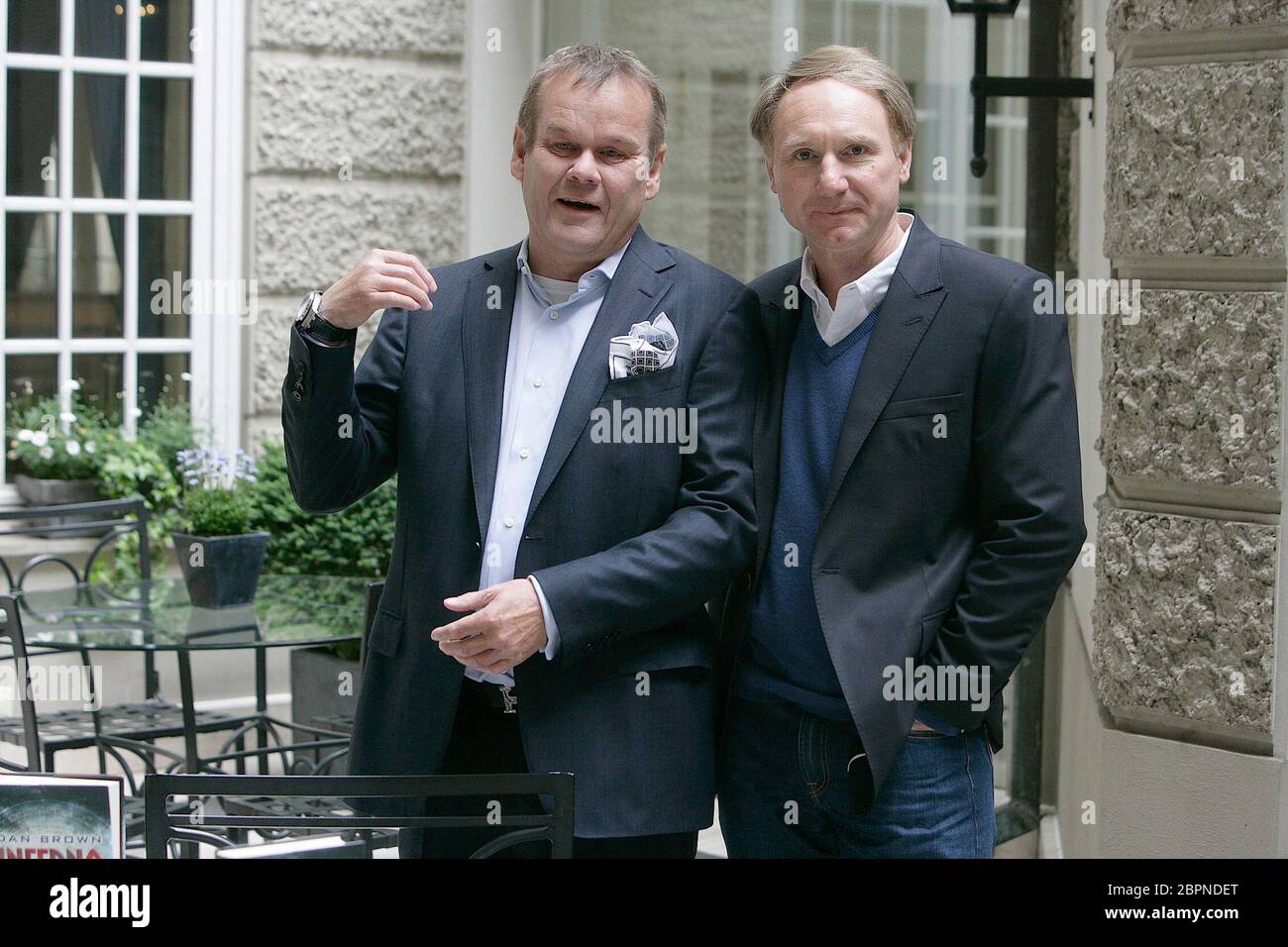 DaN Brown Buchprästation 'Inferno' - Der US-amerikanische Schiftsteller Dan Brown präsenoert seinen neuesten Thriller 'Inferno' in Köln zusammen mit Verleger Stefan Lübbe. Banque D'Images