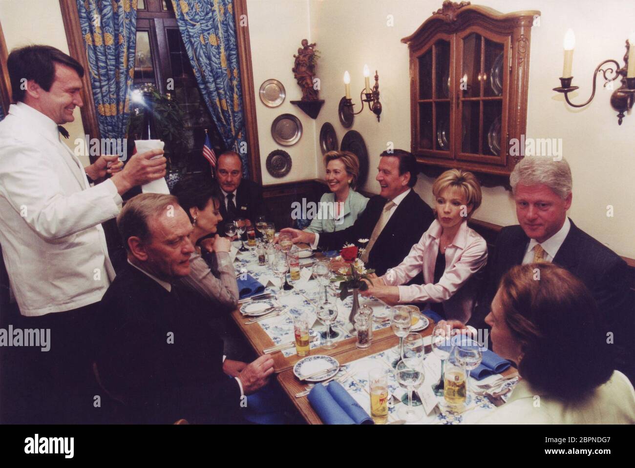 G8-Gipfel à Köln 1999 - Abschlußessen im 'EM Krützche' à Kölner Altstadt. Geladen die Staatsgäste mit ihren Ehefrauen. Jean Chrétien, Jacques Chirac, Gerhard Schröder et Bill Clinton. Banque D'Images