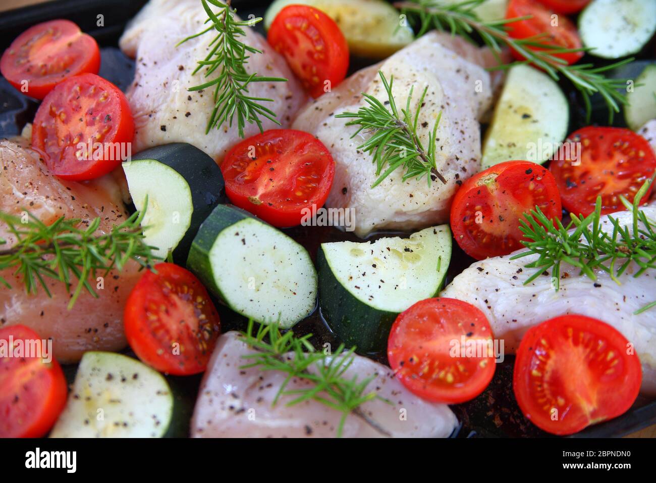 Vue rapprochée du dîner de poulet sur une feuille pan Banque D'Images