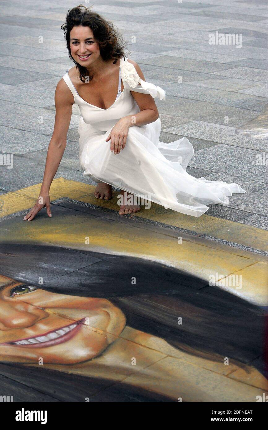 Isabel Vaulell Dreharbeiten zum Musikvideo 'es IST nicht Leicht Prinzessin zu Sein' - Die deutsche Sängerin und Sauspielerin Isabel Vaulell BEI Dreharbeiten zu Ihrem Musikvideo 'es IST nicht Leicht Prinzessin zu Sein' auf der Kölner Domplatte. Banque D'Images