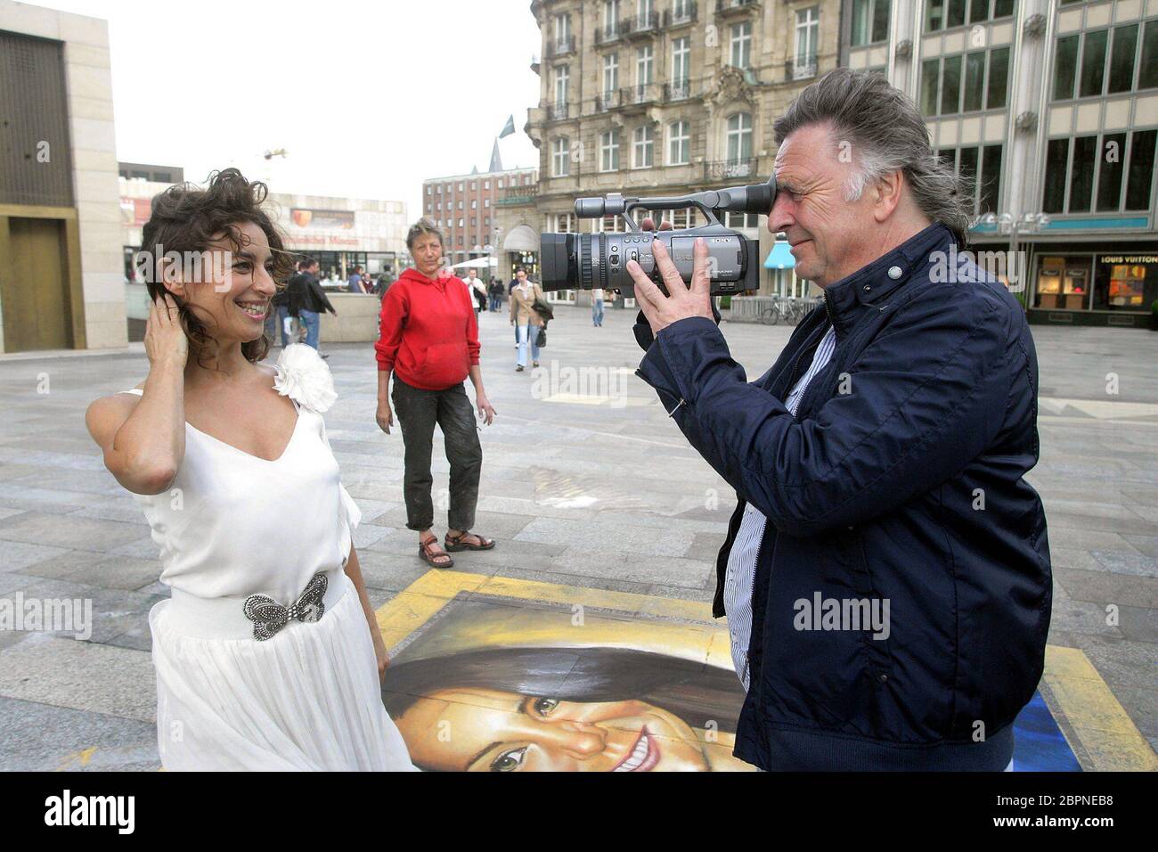 Isabel Varell Dreharbeiten zum Musikvideo 'es IST nicht Leicht Prinzessin zu Sein' - Isabel Varell und Ihr LebensPartner Pit Weyrich. // Die deutsche Sängerin und Sauspielerin Isabel Varell BEI Dreharbeiten zu Ihrem Musikvideo 'es IST nicht Leicht Prinzessin zu Sein' auf der Kölner Domplatte. Banque D'Images