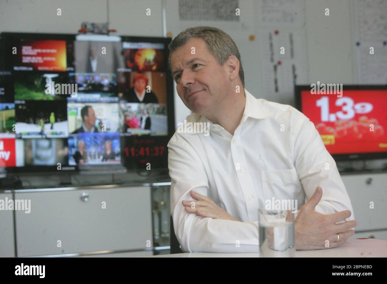 RTL Cheffredakteur Peter Kloeppel im Gespräch an seinem Arbeitsplatz in seiner Redaktion in Köln-Deutz. Banque D'Images