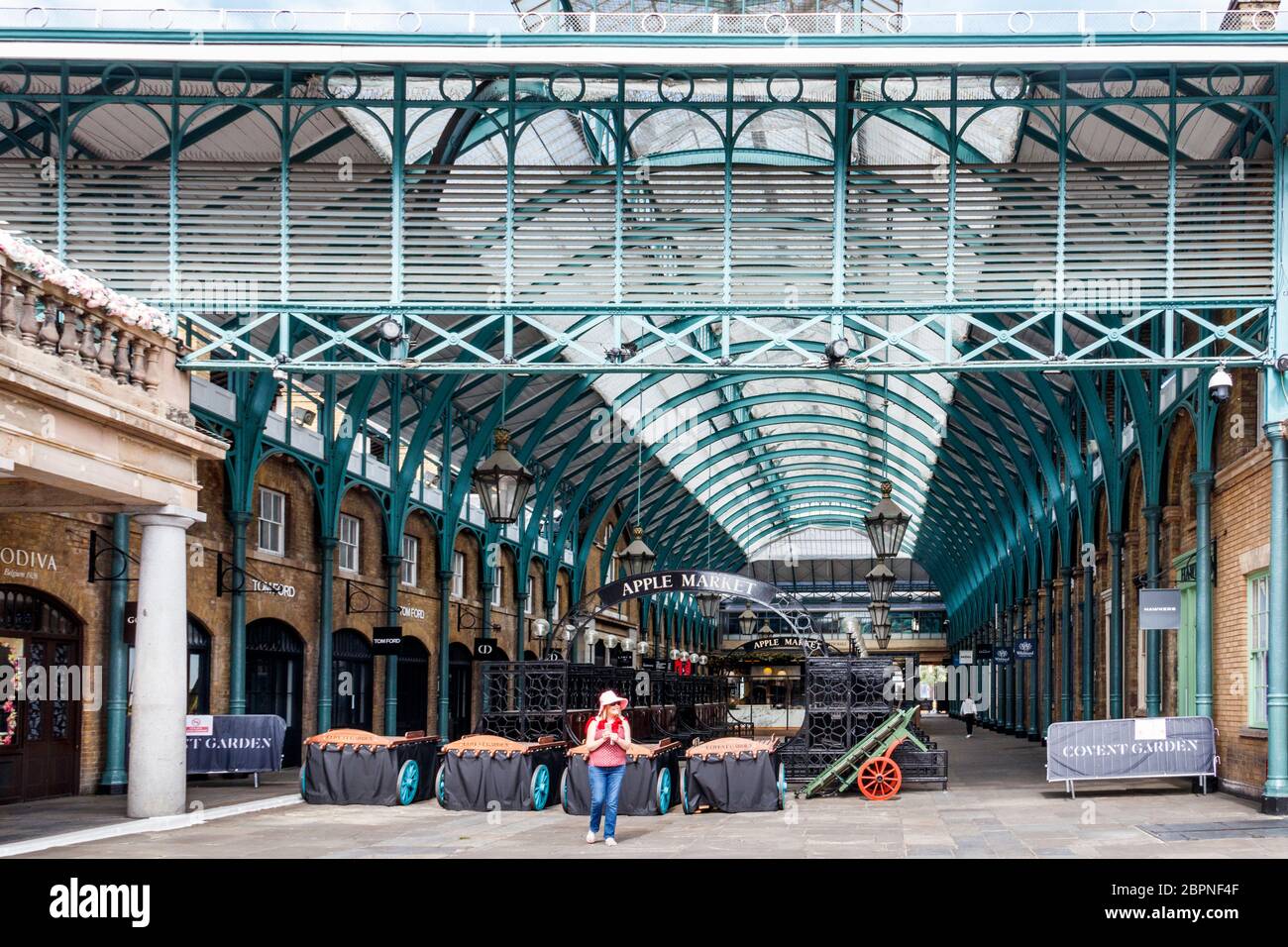 Des stands vides dans le marché aux pommes de Covent Garden, normalement occupé, presque déserté un week-end pendant le confinement de la pandémie de coronavirus, Londres, Royaume-Uni Banque D'Images