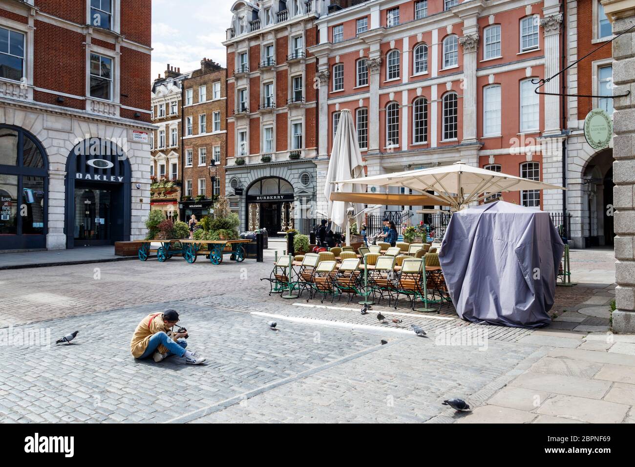 Covent Garden Market, normalement occupé, a presque déserté un week-end pendant le confinement de la pandémie du coronavirus, Londres, Royaume-Uni Banque D'Images