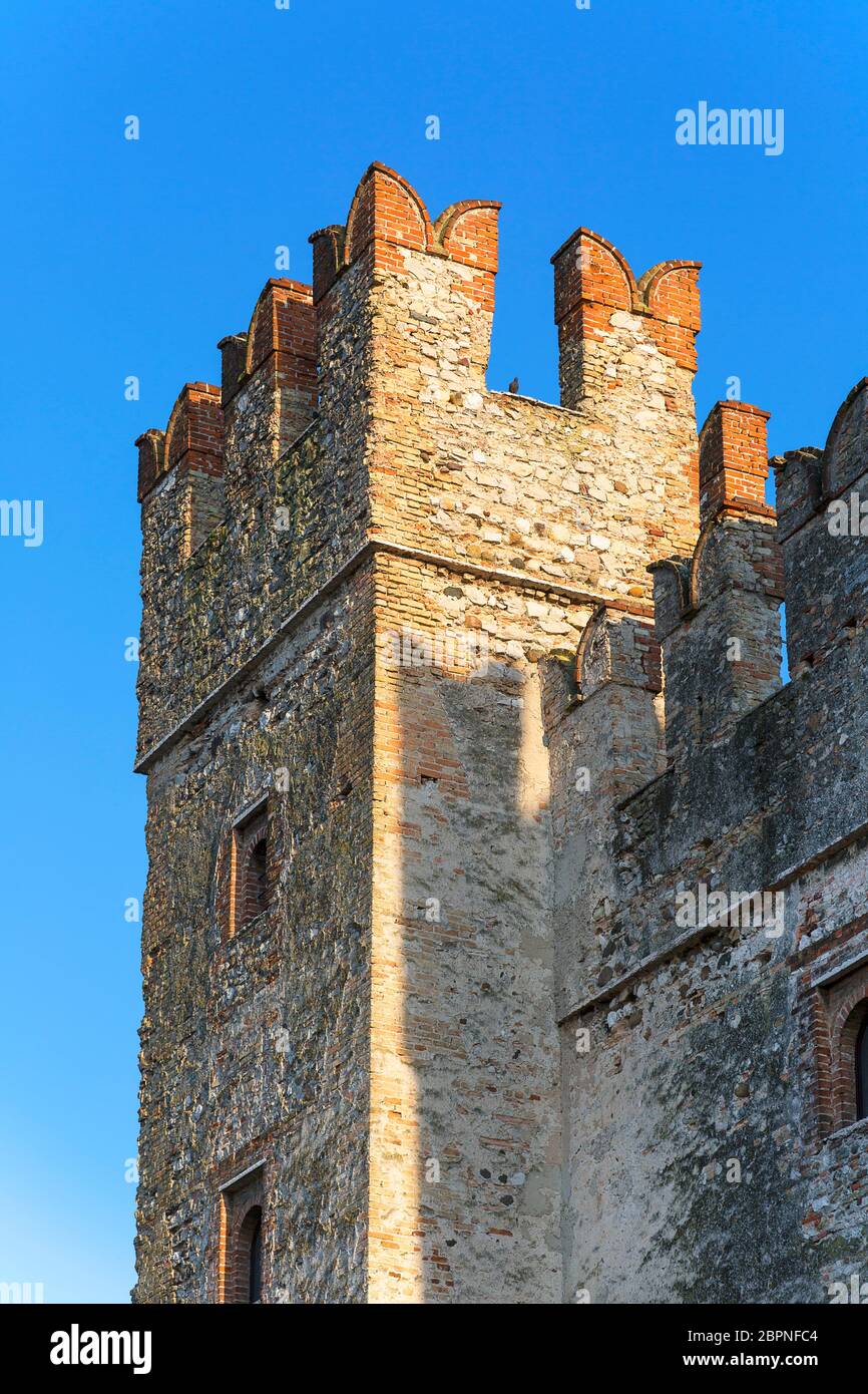 Château Scaliger (Castello Scaligero), datant du XIIIe siècle, en pierre médiévale, sur le lac de Garde, province de Brescia, Sirmione, Italie Banque D'Images