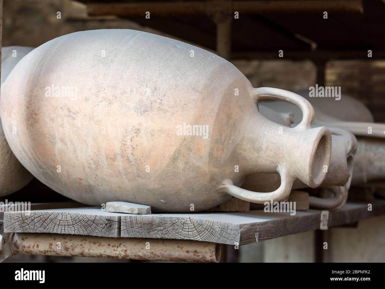 Navires, pots et une variété d'objets d'éruption du Vésuve à Pompéi ont été excavés et catalogué .Pompei, Italie Banque D'Images