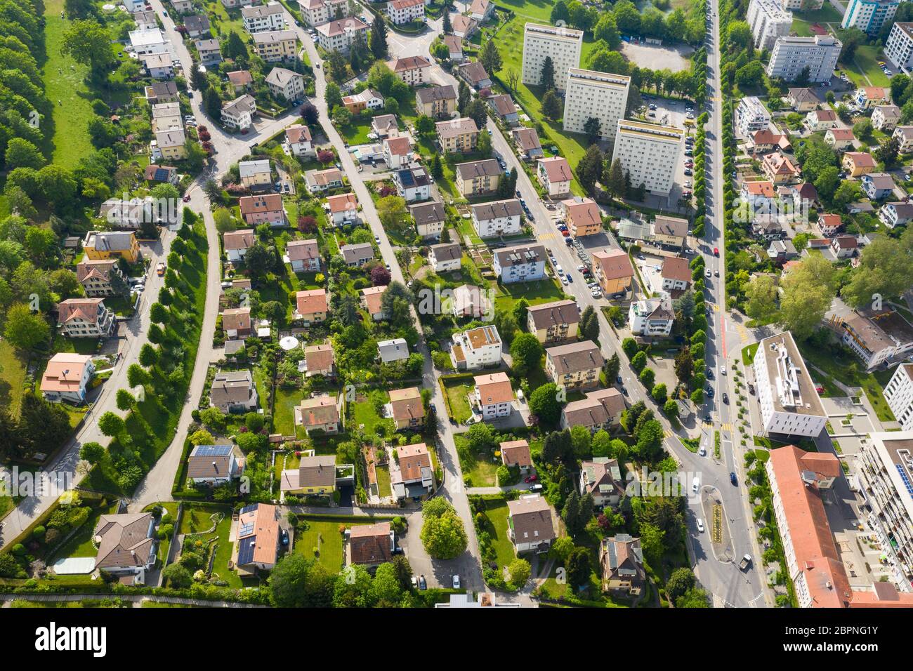Vue aérienne d'un quartier résidentiel mêlant maisons familiales simples et immeubles d'appartements à Fribourg en Suisse Banque D'Images