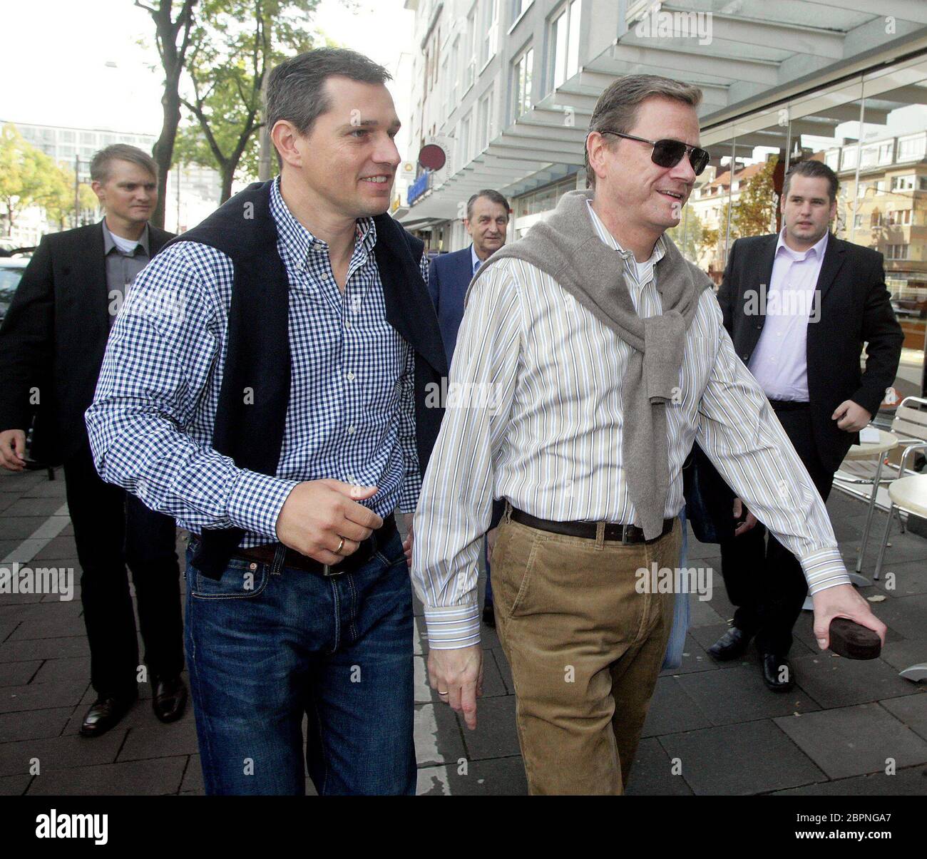 Guido Westerwelle Lebensstnerschaft - Bundesaußenministre Guido Westerwelle kehrt mit seinem LebenspartPartner Michael Mronz einen Tag nach der Verpartnerung in Bonn zum Brunch in das Lokal 'Schlüter' in Köln ein. Banque D'Images