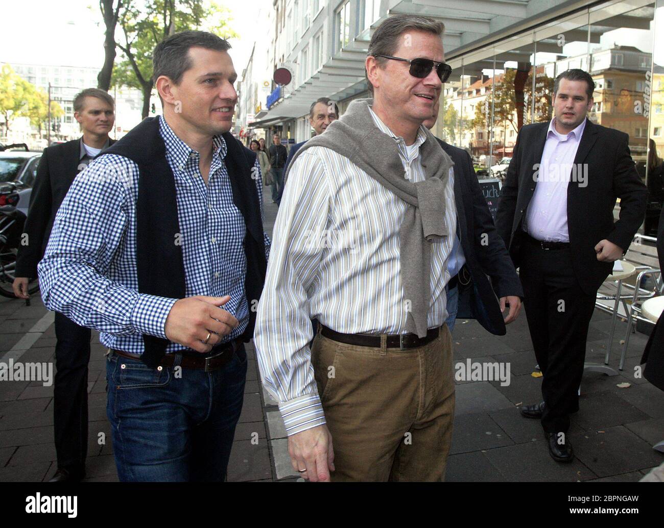 Guido Westerwelle Lebensstnerschaft - Bundesaußenministre Guido Westerwelle kehrt mit seinem LebenspartPartner Michael Mronz einen Tag nach der Verpartnerung in Bonn zum Brunch in das Lokal 'Schlüter' in Köln ein. Banque D'Images