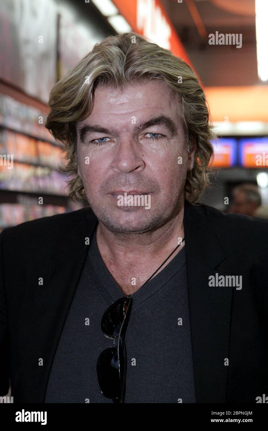 Autogramstunde 'sedra' - Die deutsch-französische Popsängerin Sandra ('maria Magdalena') präsenoert ihr neues Album 'Stay in Touch' vor über 500 fans BEI Saturn am Hansaring à Köln. Mit dabei ihr Ehemann OLAF Menges. Banque D'Images