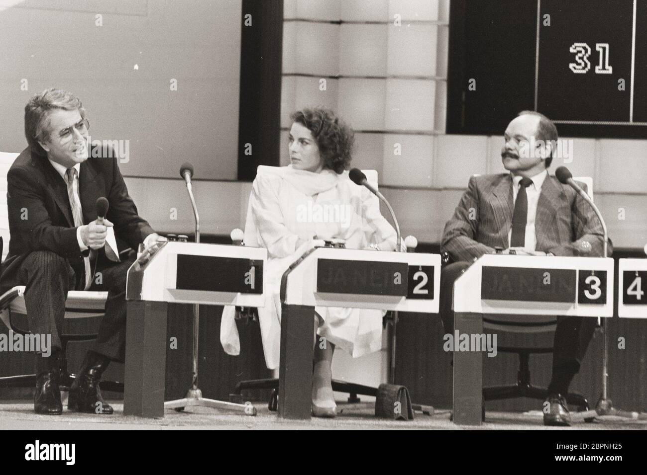 Émission de télévision « Wetten, dass..? » Ausgabe 26 vom 09.02.1985 - Frank Elstner, Gudrun Landgrebe und Klaus Schlappner Banque D'Images