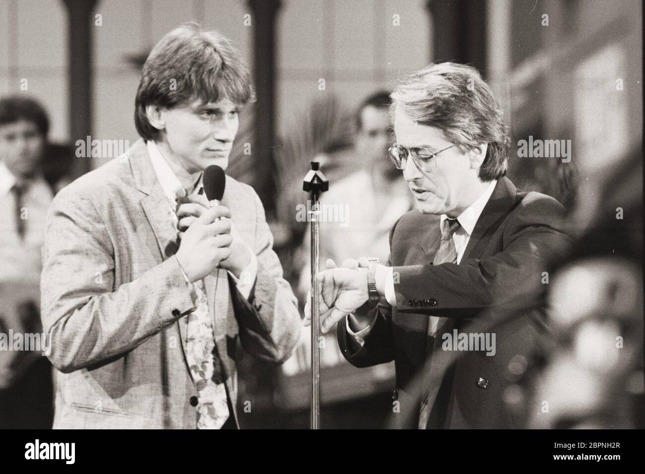 Émission de télévision « Wetten, dass..? » Ausgabe 26 vom 09.02.1985 - Rainhard Fendrich und Frank Elstner Banque D'Images