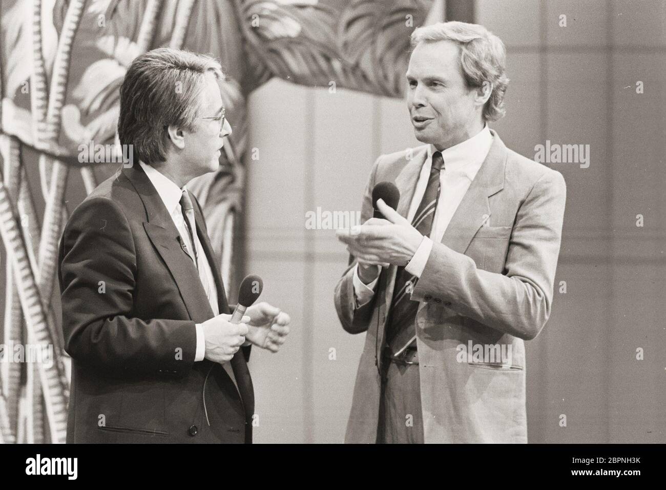 Émission de télévision « Wetten, dass..? » Ausgabe 26 vom 09.02.1985 - Frank Elstner und Peter Kraus Banque D'Images