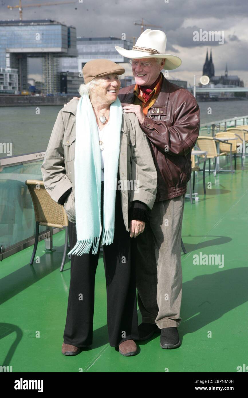 Larry Hagman - Rundfahrt auf dem Rhein - Der US-amerikanischer Schauspieler Larry Hagman alias J. R. Ewing (Dallas) und seine Ehefrau Maj Axelsson zu Besuch à Köln. Rundfahrt mit einem KD Schiff auf dem Rhein. Banque D'Images