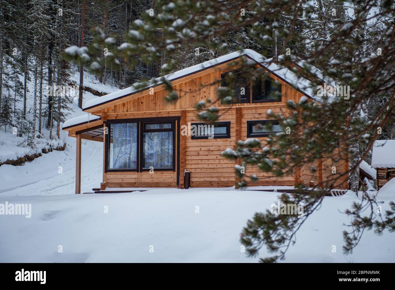 Maison de vacances d'hiver en forêt. Air pur, repos et détente. L'unité avec la nature. Banque D'Images