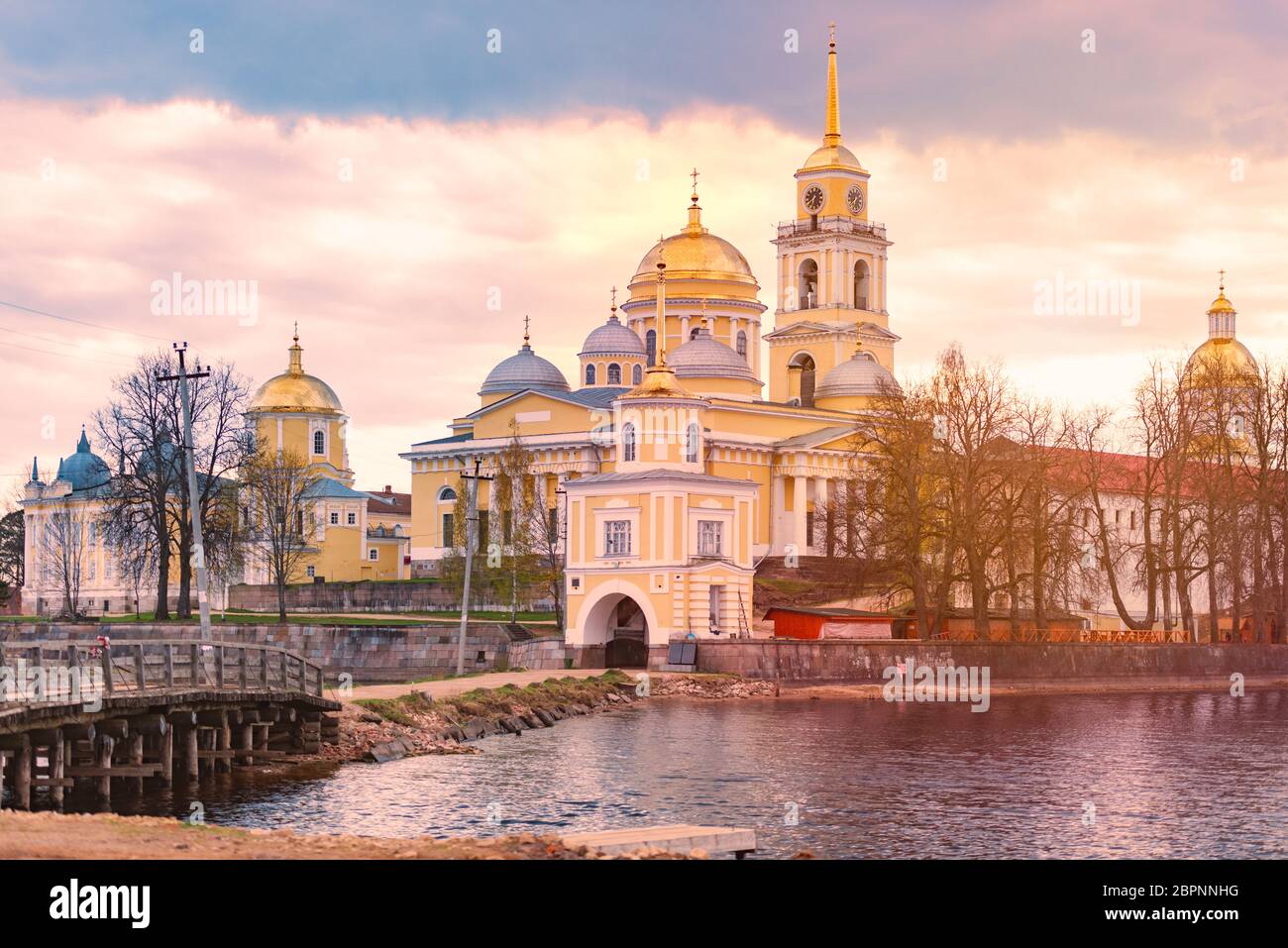 Monastère sur l'île de lac Seliger, la Russie. Stolobny Island est une île sur le lac Seliger dans l'Oblast de Tver. L'heure du coucher du soleil. Banque D'Images