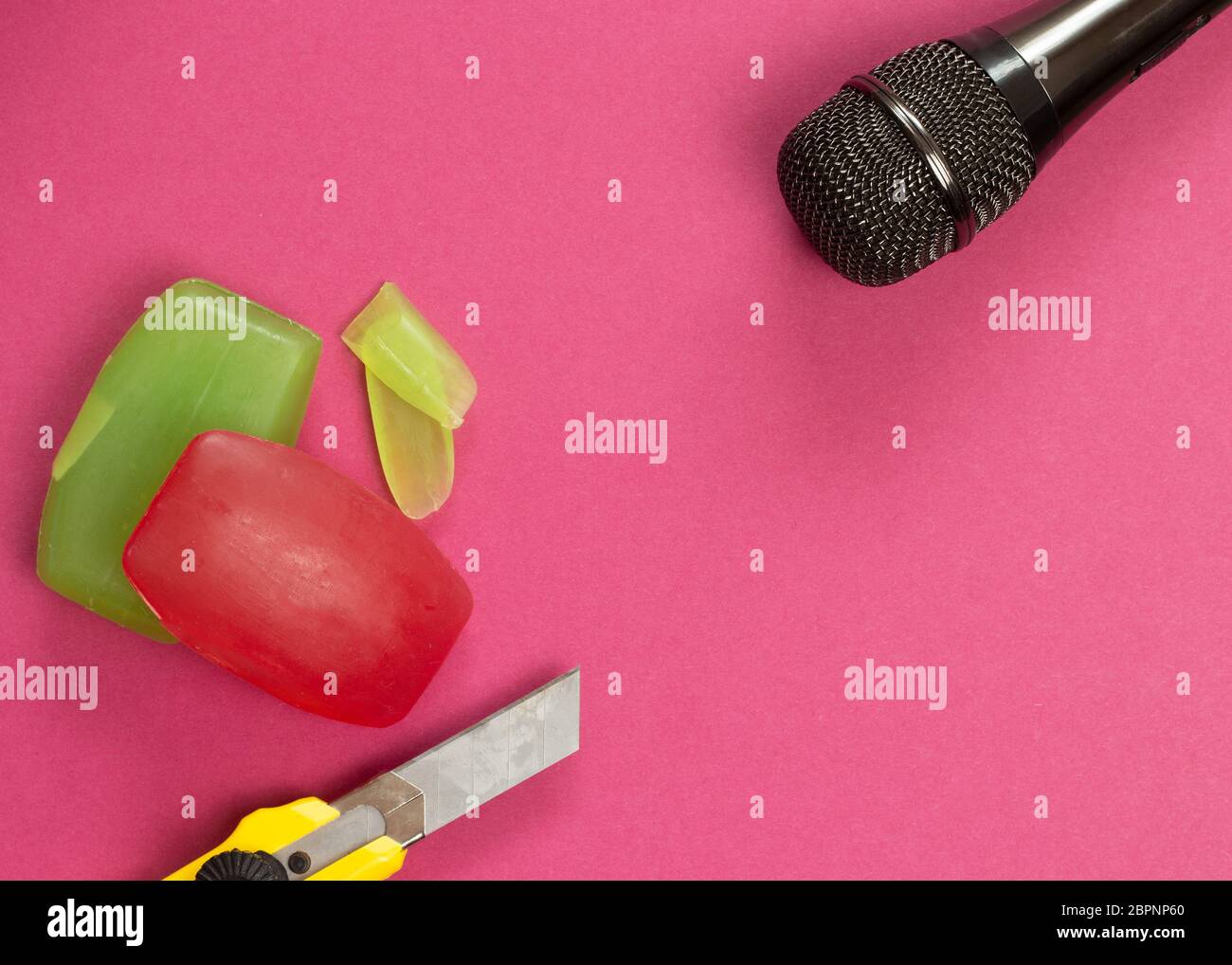 Concept ASMR. Irritants auditifs spécifiques. Du savon et un couteau se  trouvent devant le microphone. Vue de dessus, plan d'appartement Photo  Stock - Alamy