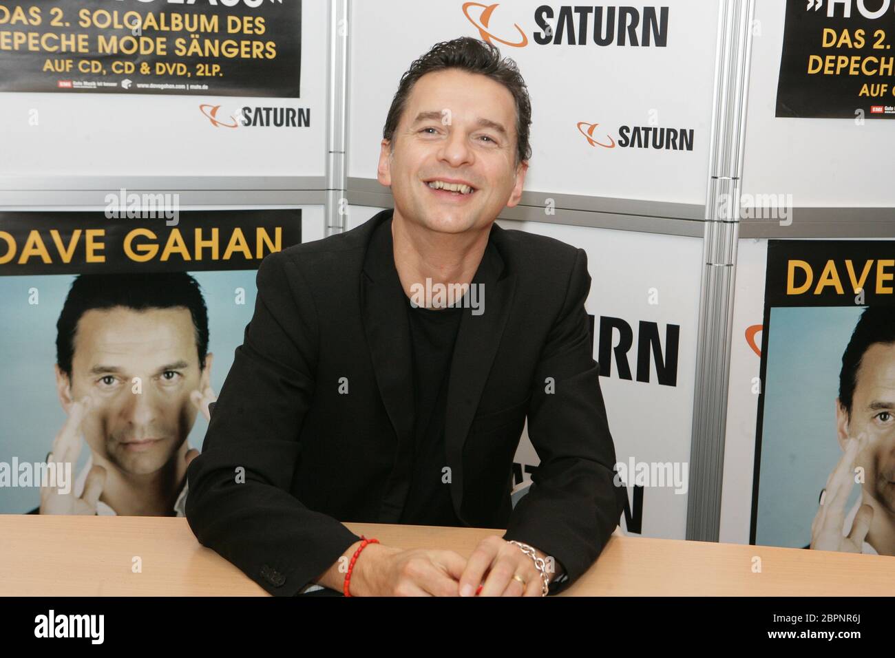 Autogrammstunde Dave Gahan - Depuche mode Frontmann und Sänger Dave Gahan präsenoert sein 2. Soloalbum 'Hourglass' BEI Saturn Hansaring à Cologne Banque D'Images