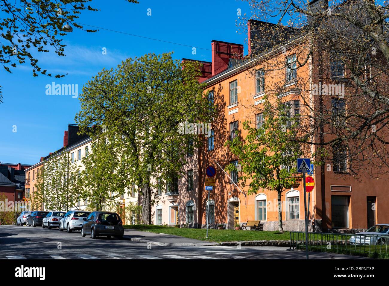 Rangée de beaux anciens bâtiments résidentiels à Torkkelinmäki, Kallio, Helsinki, Finlande Banque D'Images