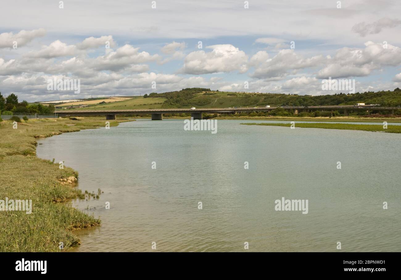 L'estuaire de la rivière Adur à Shoreham dans le West Sussex, Angleterre. Avec A27 Road Bridge en arrière-plan Banque D'Images