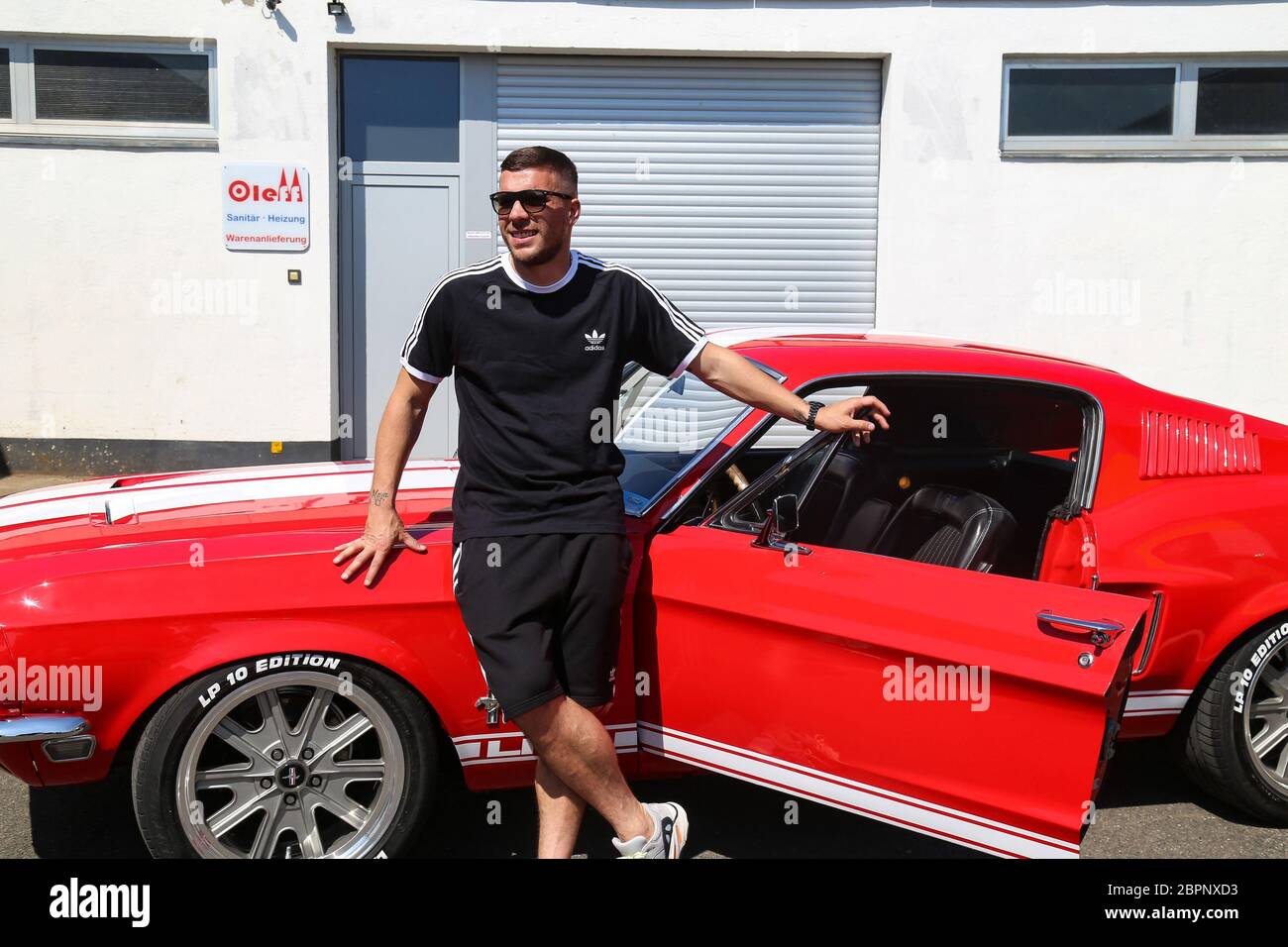 Lukas Podolski - Mustang - Der deutsche Fußballspieler Lukas Podolski bekommt sein neues Auto Banque D'Images