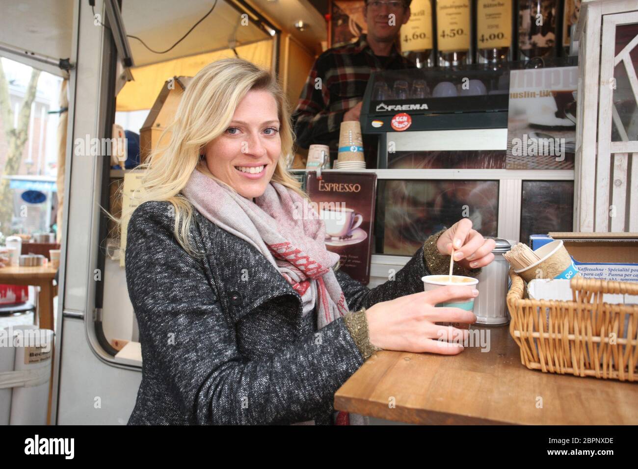 Nele Kiper - Blumen - Die deutsche Schauspielerin Nele Kiper Banque D'Images