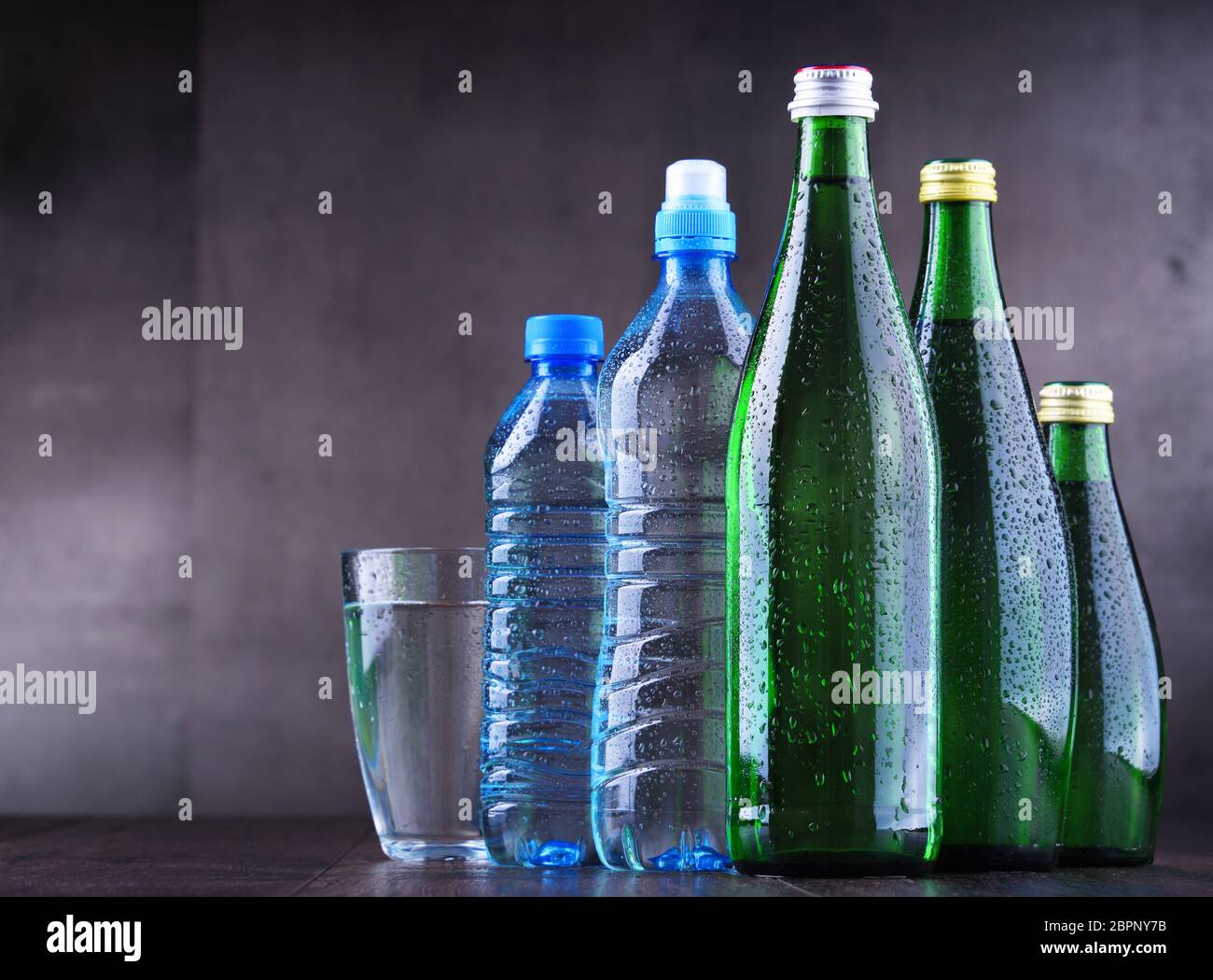 La composition avec différentes sortes de bouteilles contenant de l'eau minérale. Banque D'Images