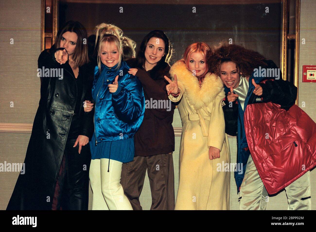 Spice Girls - Die fünfköpfige britische Pop-Girlgroup 'Spice Girls' Melanie ?Mel B? Brown, Emma Bunton, Geraldine ?Geri ? Horner, geb. Halliwell, Melanie ?Mel C ? Chisholm, Victoria Beckham, geb. Adams Banque D'Images Spice Girls - Die fünfköpfige britische Pop-Girlgroup 'Spice Girls' Melanie ?Mel B? Brown, Emma Bunton, Geraldine ?Geri ? Horner, geb. Halliwell, Melanie ?Mel C ? Chisholm, Victoria Beckham, geb. Adams Banque D'Images