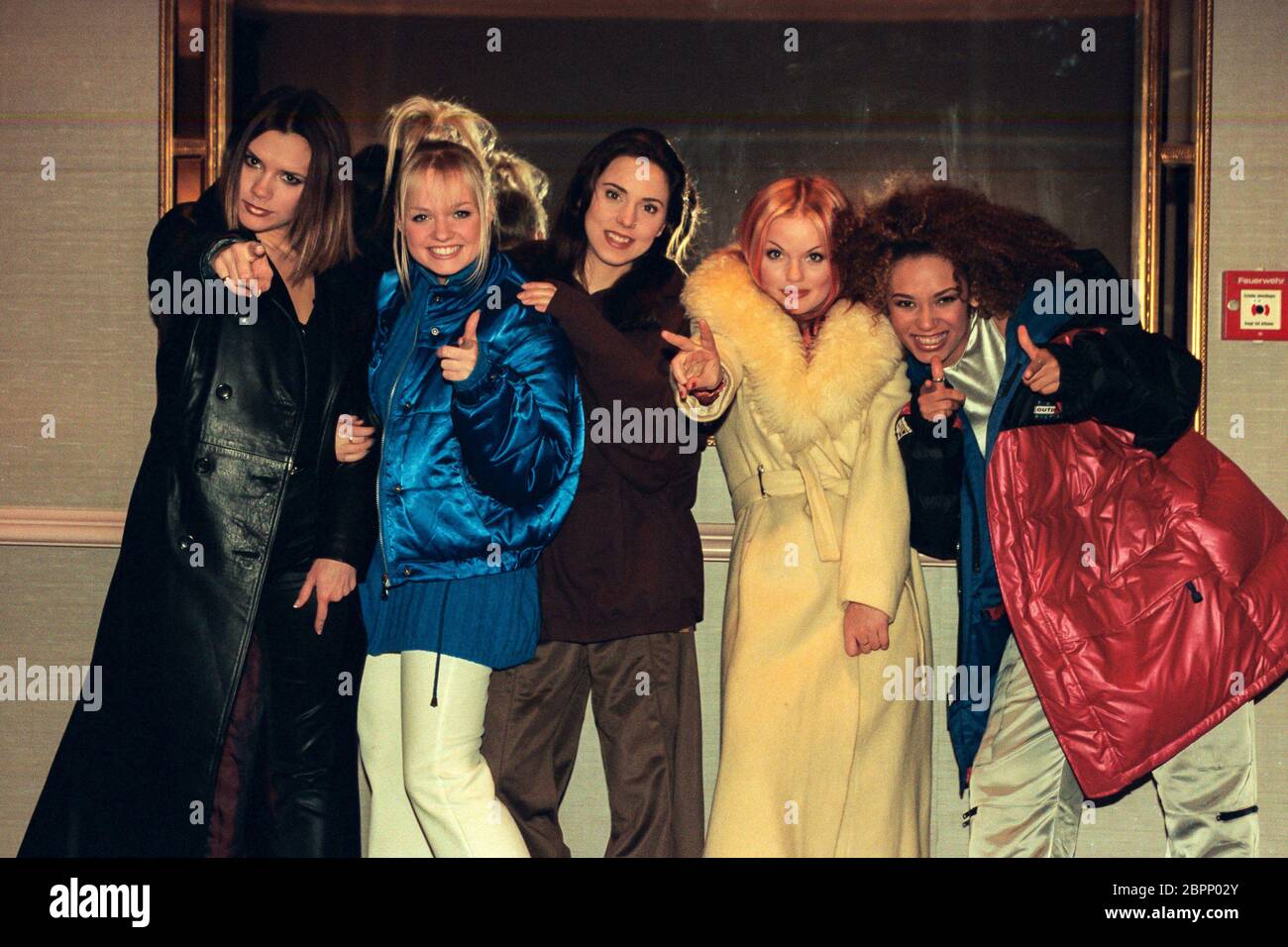 Spice Girls - Die fünfköpfige britische Pop-Girlgroup 'Spice Girls' Melanie ?Mel B? Brown, Emma Bunton, Geraldine ?Geri ? Horner, geb. Halliwell, Melanie ?Mel C ? Chisholm, Victoria Beckham, geb. Adams Banque D'Images Spice Girls - Die fünfköpfige britische Pop-Girlgroup 'Spice Girls' Melanie ?Mel B? Brown, Emma Bunton, Geraldine ?Geri ? Horner, geb. Halliwell, Melanie ?Mel C ? Chisholm, Victoria Beckham, geb. Adams Banque D'Images