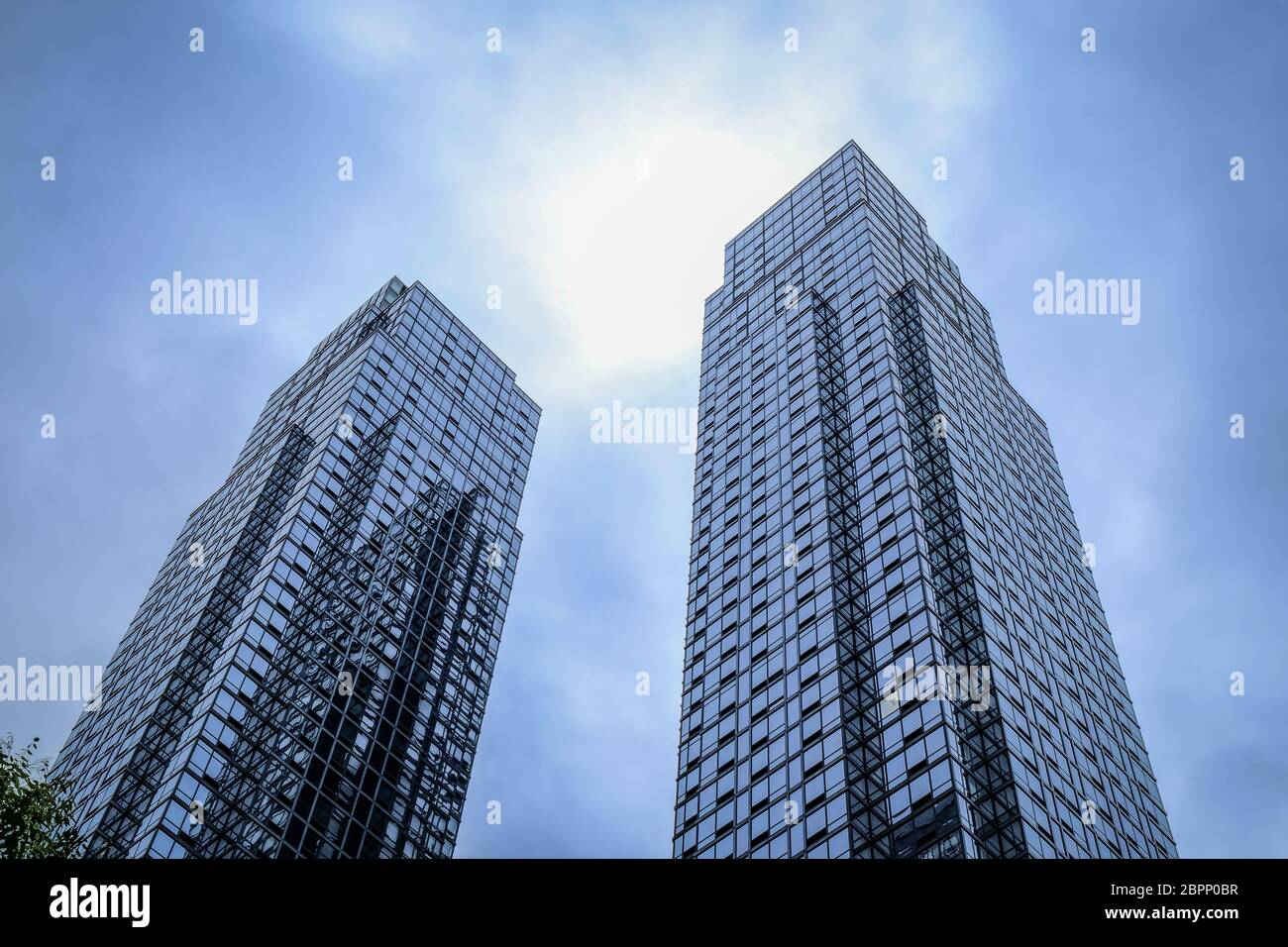 NYC, Etats-Unis, mai 2019, vue sur les Silver Towers un bâtiment résidentiel double entre la 12e et la 11e avenue dans Hell's Kitchen Banque D'Images