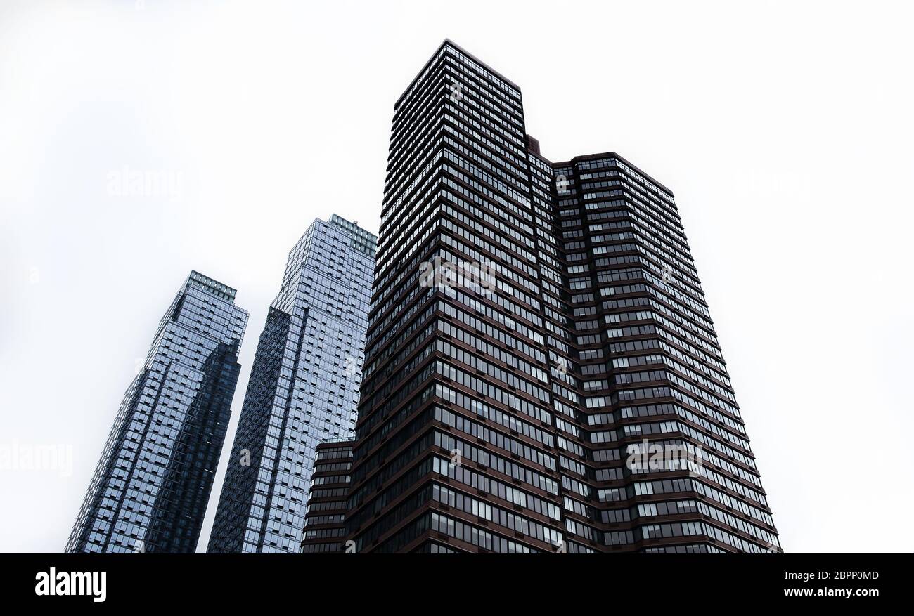 NYC, Etats-Unis, mai 2019, vue sur la place de la rivière et les bâtiments de Silver Towers entre la 12ème et la 11ème avenue dans Hell's Kitchen Banque D'Images