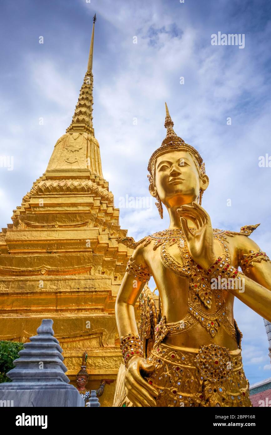 Kinnara statue en or au Grand Palace, Bangkok, Thaïlande Banque D'Images