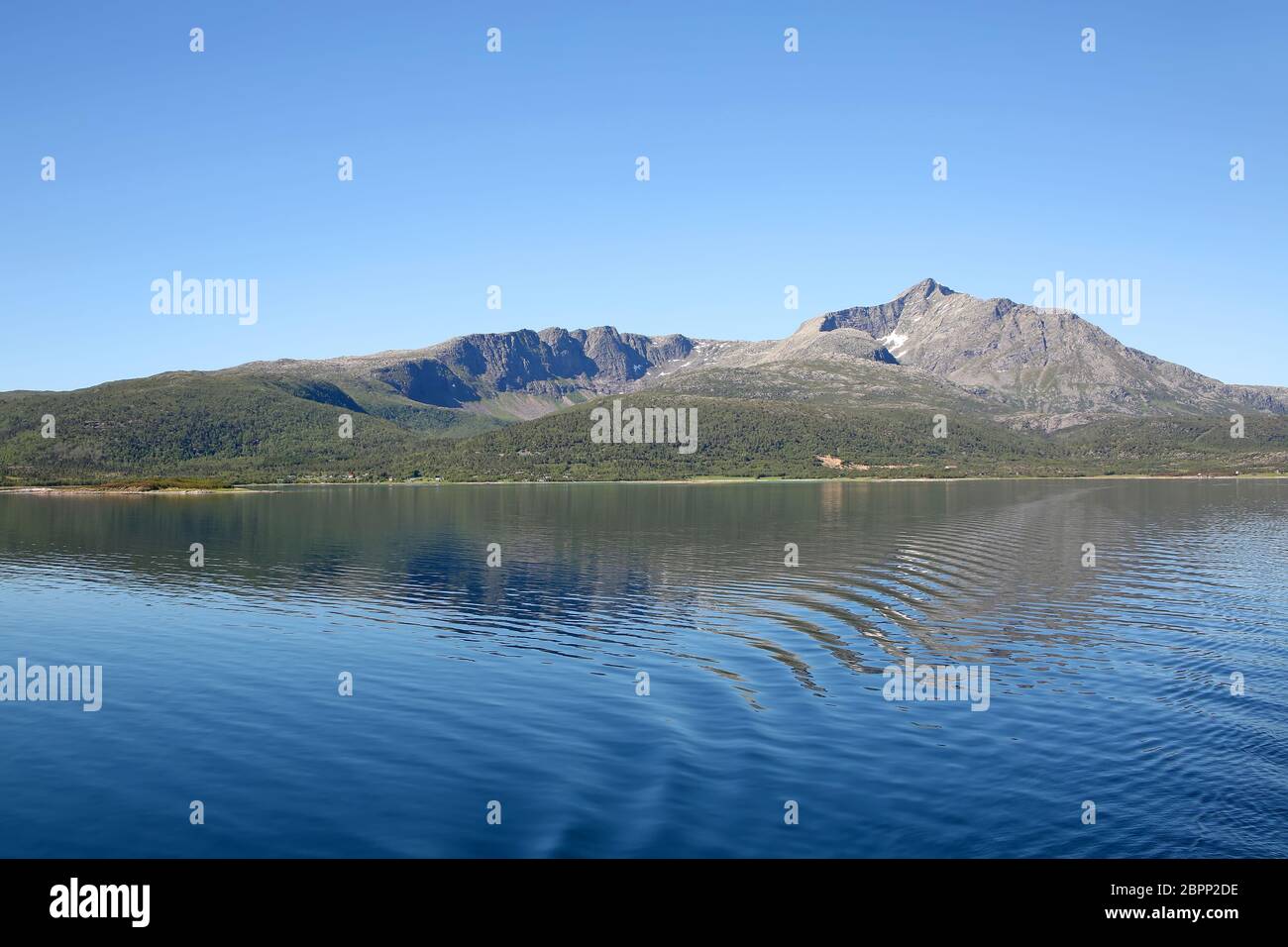 Magnifique paysage pittoresque de fjords, îles et passages intérieurs ; Andfjorden et Vestfjorden, entre Bodo et Hammerfest, Norvège. Banque D'Images