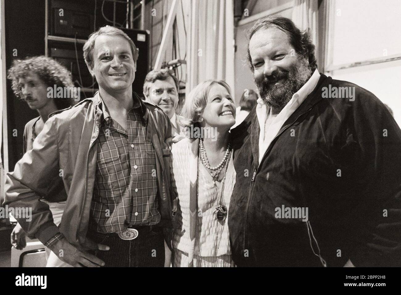 Émission de télévision « Wetten, dass..? » Ausgabe 17 - Die Schauspieler Terence Hill (Liens) und Bud Spencer mit Maria Schell hinter den Kulissen. Banque D'Images