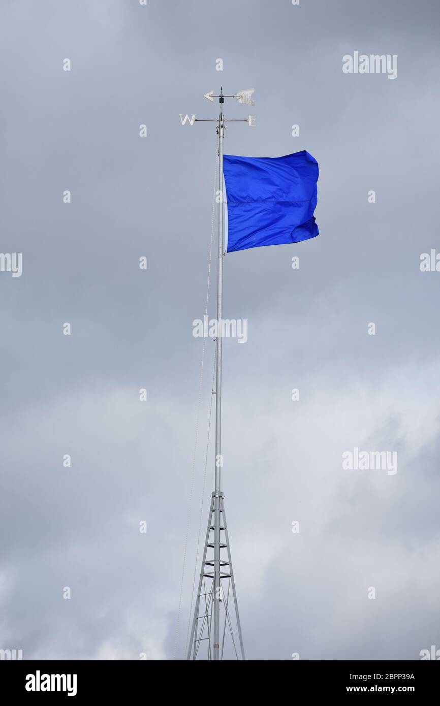 Un drapeau de signal météorologique sur le front de mer de Washington, en Caroline du Nord, indiquant la pluie ou la neige. Banque D'Images