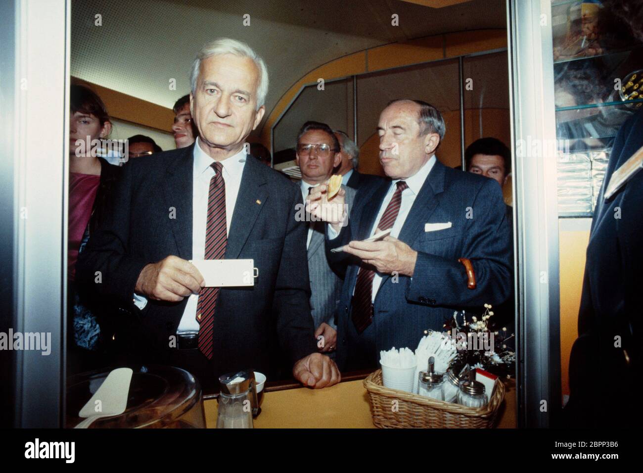 Deutsche Bahn 'City-Bahn' Köln - Gummersbach - Bundespräsident Richard von Weizsäcker BEI der Premierenfahrt der 'City-Bahn' vom Bahnhof Köln-Deutz nach Gummersbach. Banque D'Images