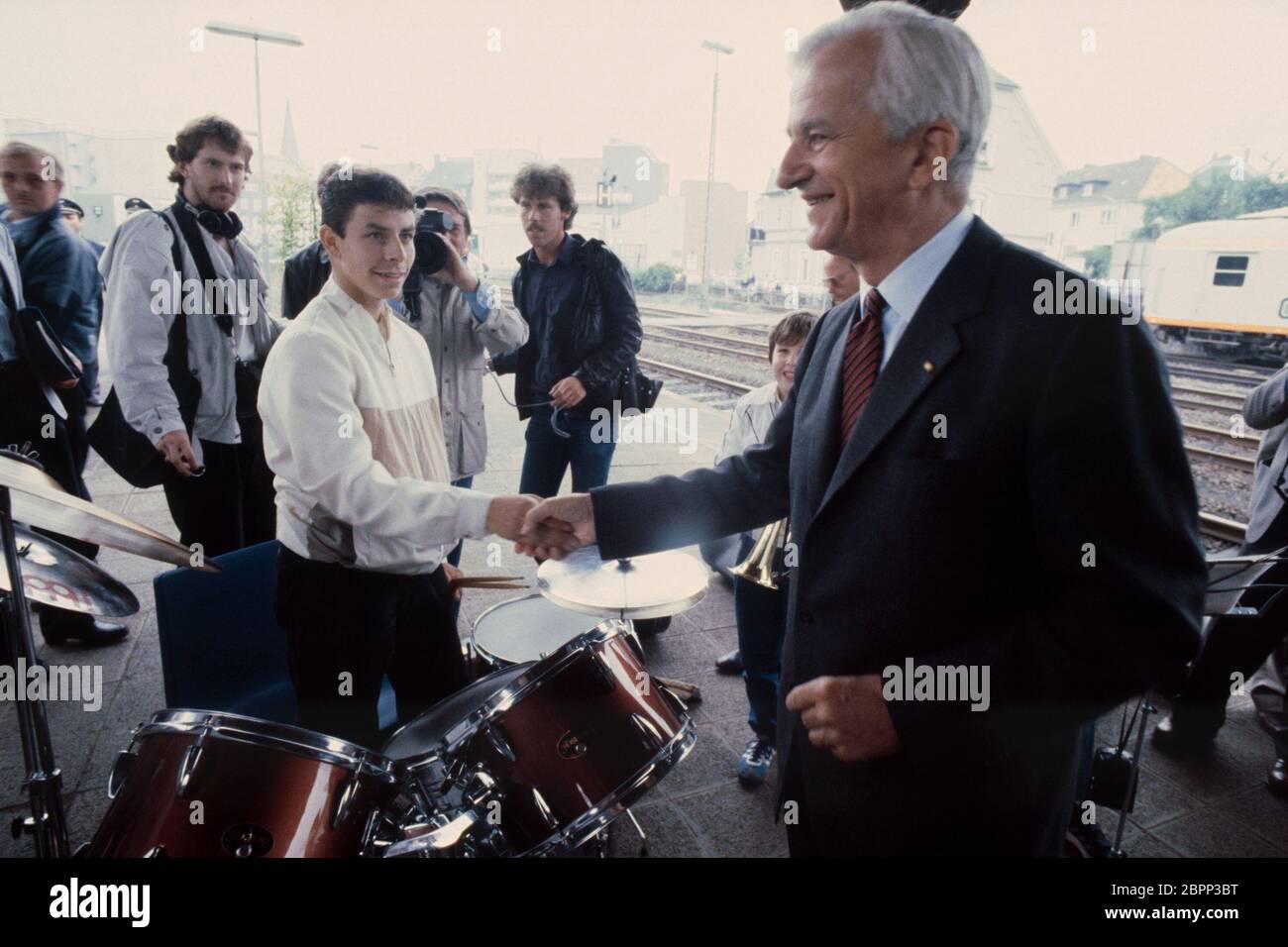Deutsche Bahn 'City-Bahn' Köln - Gummersbach - Bundespräsident Richard von Weizsäcker BEI der Premierenfahrt der 'City-Bahn' vom Bahnhof Köln-Deutz nach Gummersbach. Banque D'Images
